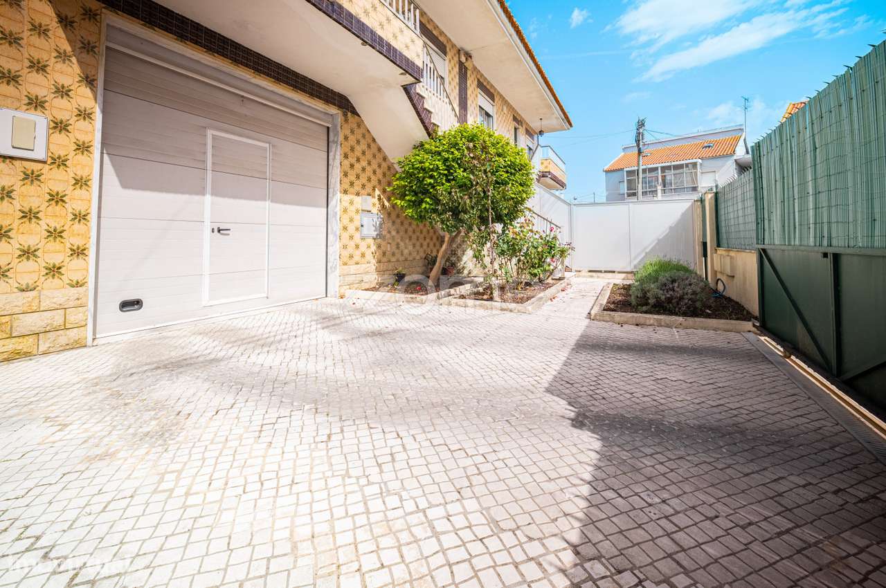 Moradia Geminada T4 com Jardim e Garagem em Zona Tranquila de Camarate-6