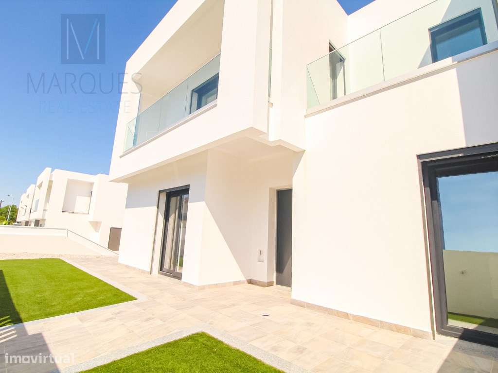 Moradia V4 com Garagem e Logradouro em Vale de Milhaços - Corroios - Grande imagem: 4/40