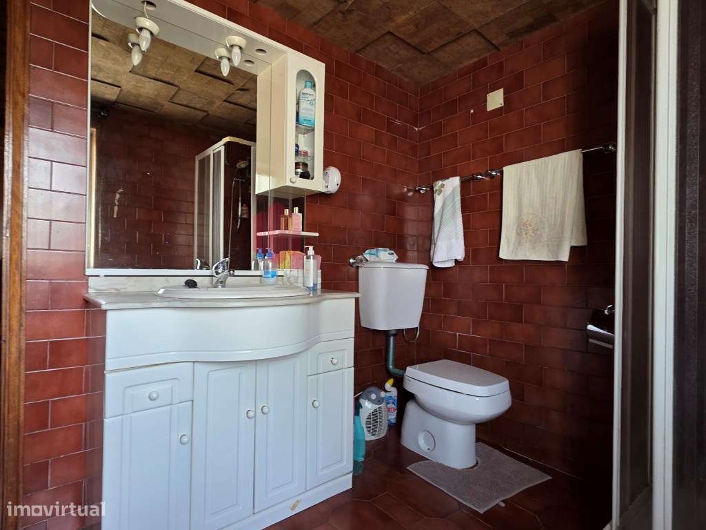 Moradia T3 de três frentes, com três pisos, anexos e garagem, inser...-25