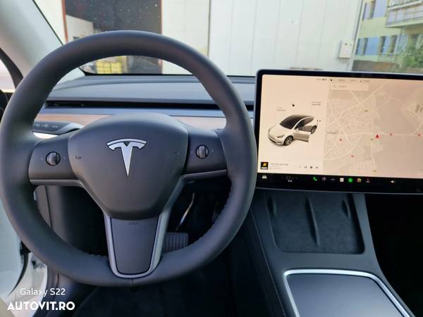 Tesla Model Y - 8