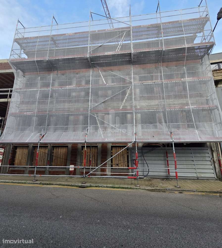 Apartamento T1+1 novo  Mezanine  (pé direito de 5 metros ) com  2 terr - Grande imagem: 4/22