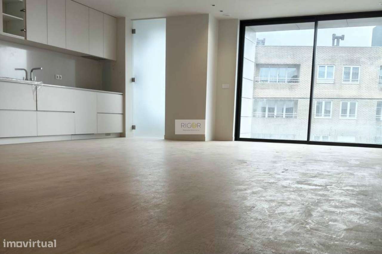 Apartamento T2+1 com varanda na sala a sul em Matosinhos-0