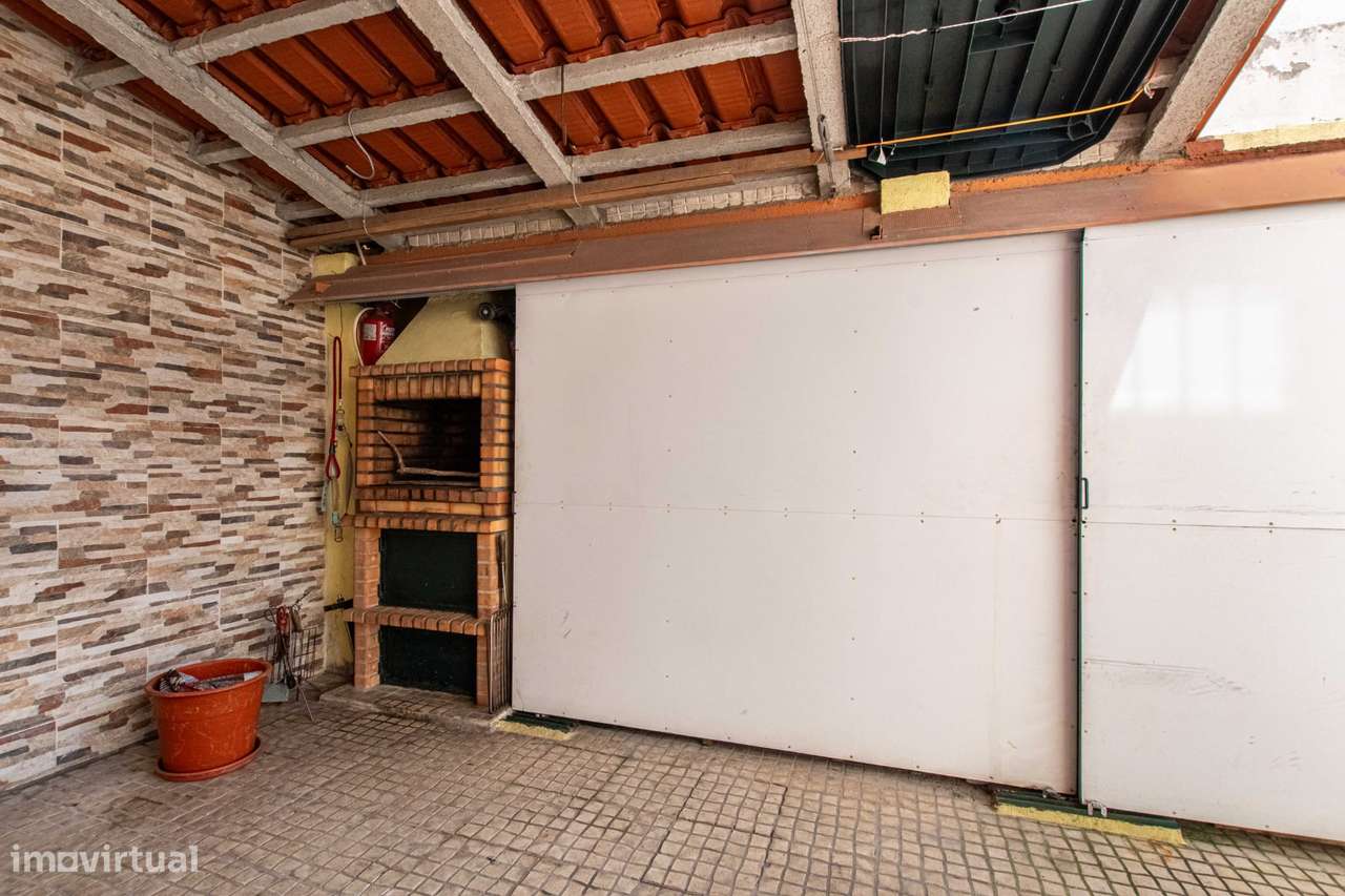Moradia T5 transformada em T3 com aproveitamento de sótão MEM MARTINS-37