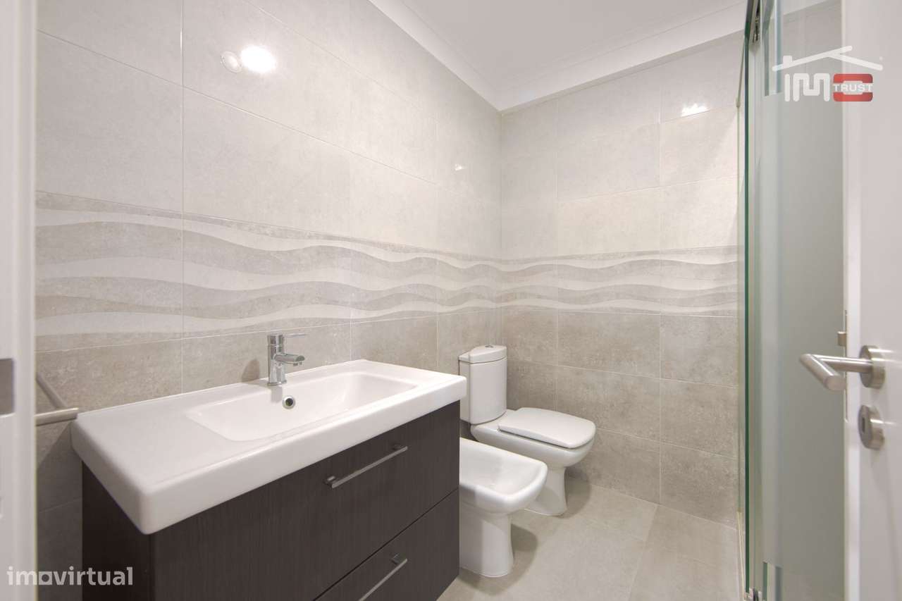 Moradia T4 de Excelência com Box para 4 Viaturas e Ótimos Acessos-28