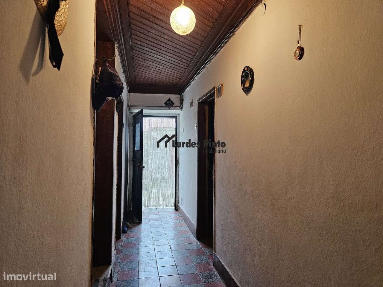 Moradia com dois pisos e logradouro-9