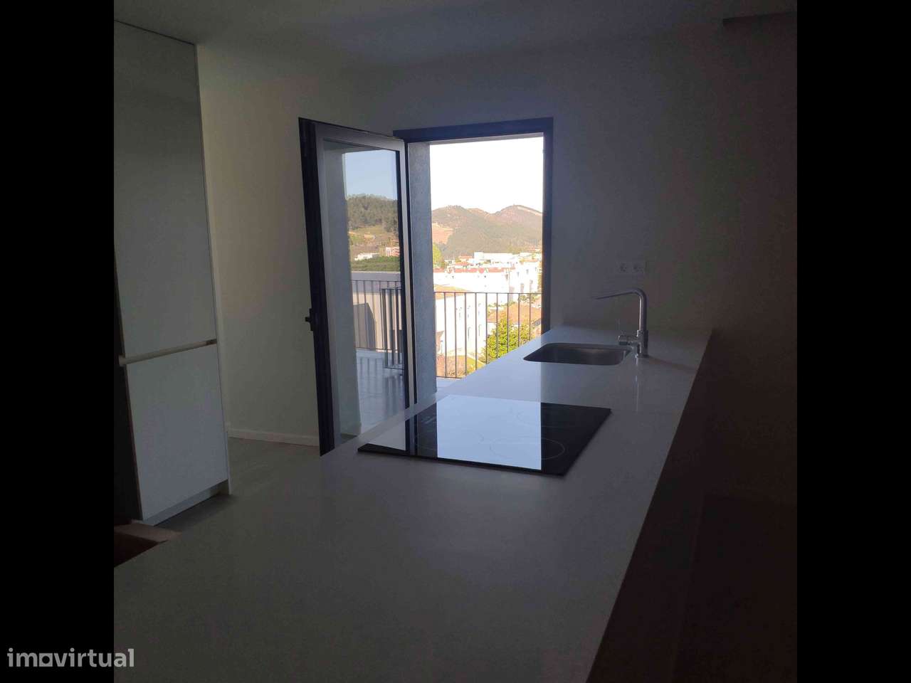 Apartamento T2 moderno com varanda e garagem - Grande imagem: 3/12
