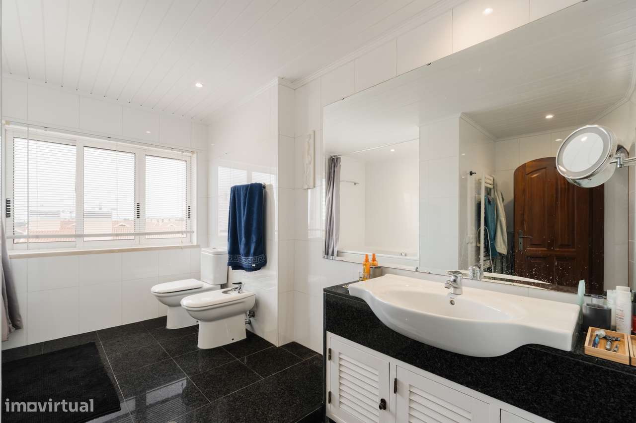 Viva o Sonho de Cascais: Duplex Exclusivo com Vista Mar!-12