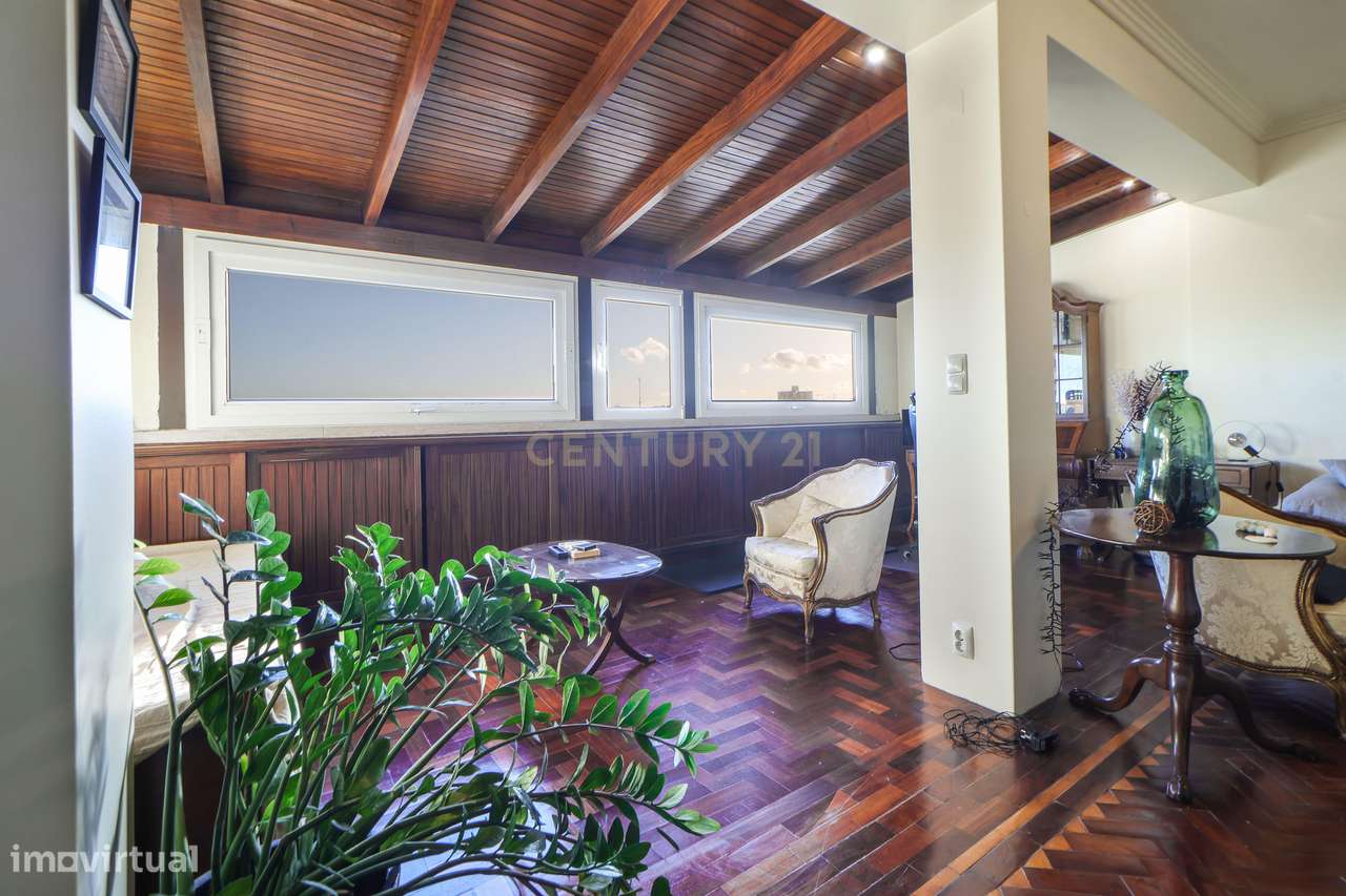 Espaçoso T4 transformado em T2 com terraço em Carnide, Lisboa - Oportu-33