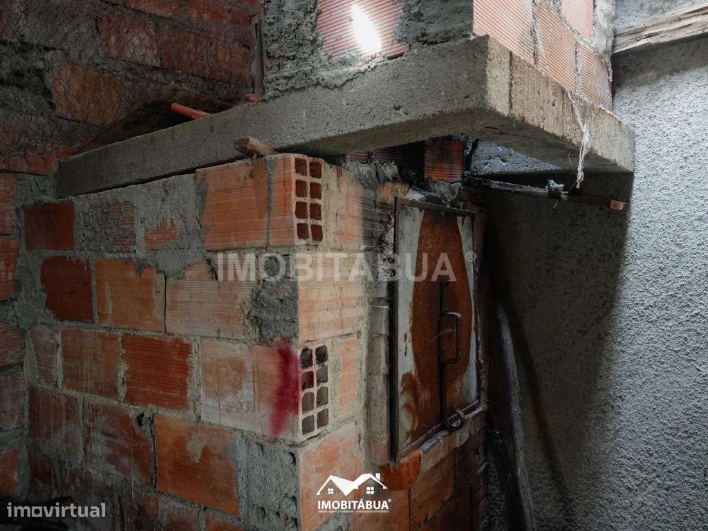 Moradia T2 com terreno, terraço e um anexo.-19