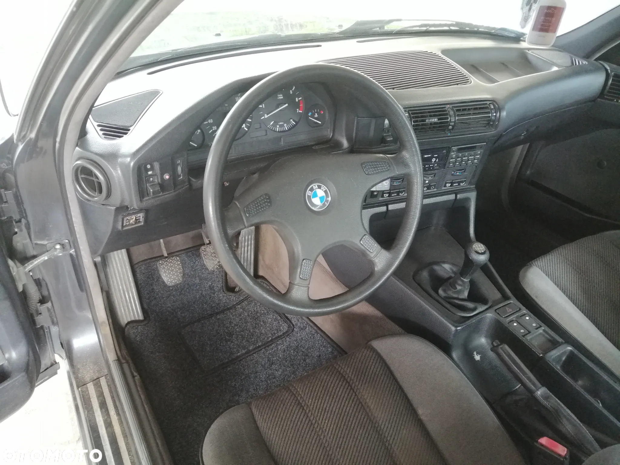 BMW Seria 5 520i - 32