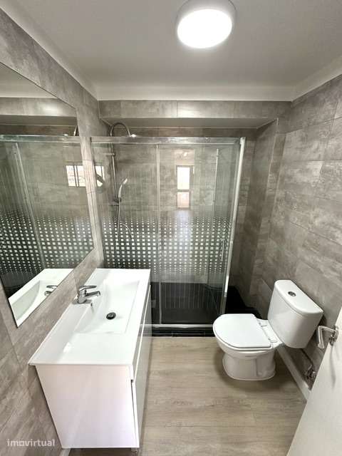 Apartamento T2 com varanda e elevador em Gondomar-11