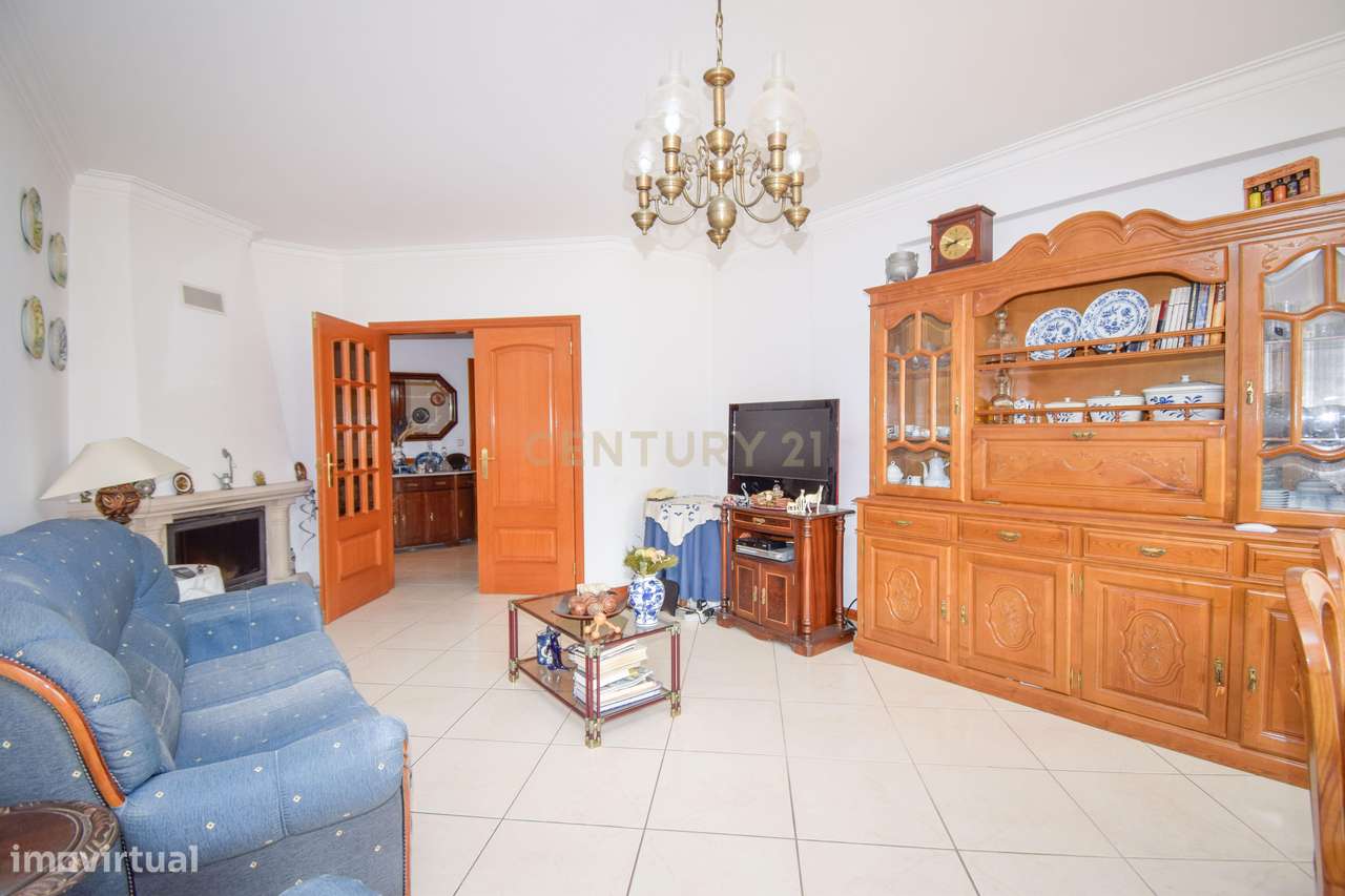 Apartamento T3 com Varandas, Garagem Box e Vista Desafogada – Castanhe - Grande imagem: 5/37