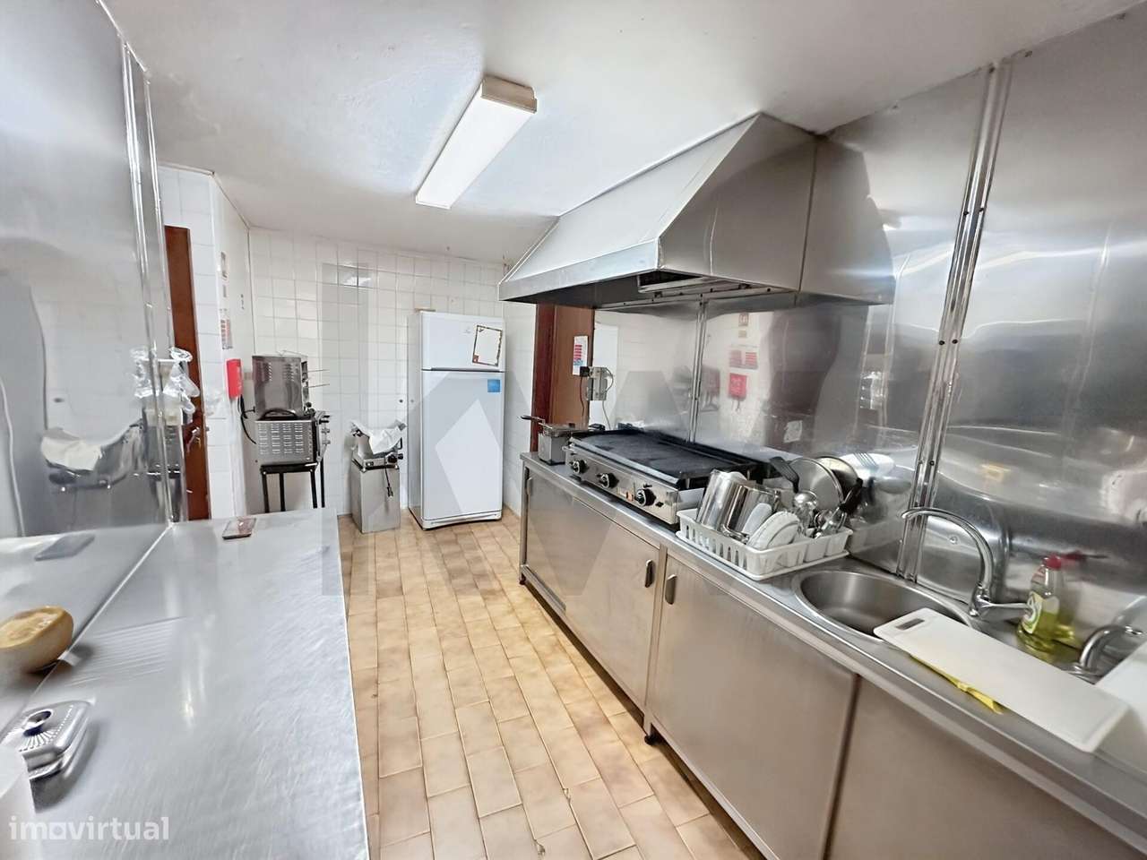 Moradia T4 com 2 Espaços de Comércio, no centro de Vila do Porto. - Grande imagem: 3/26