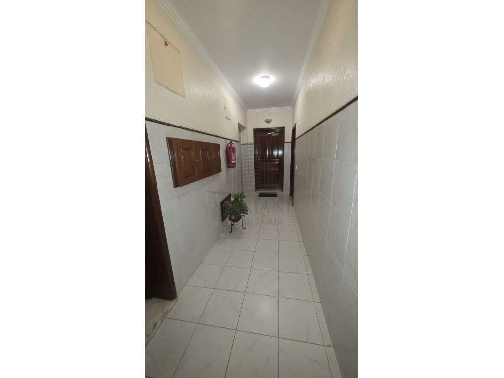 Apartamento T3 no Centro de Canelas - Uma Oportunidade Imperdível!-17