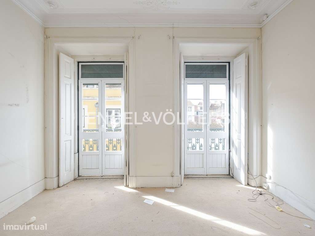 OPORTUNIDADE: T3 para remodelação próximo da Praça das Flores - Grande imagem: 2/42