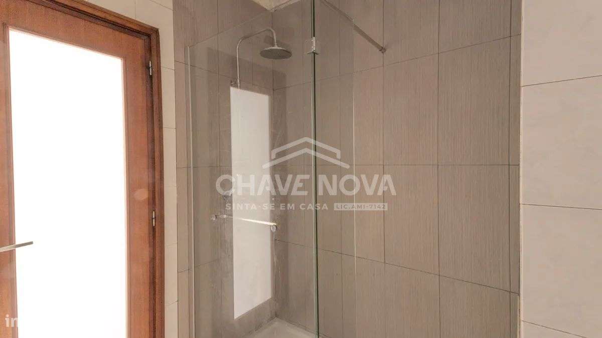 Apartamento T2 com varanda e garagem em Gaia-5