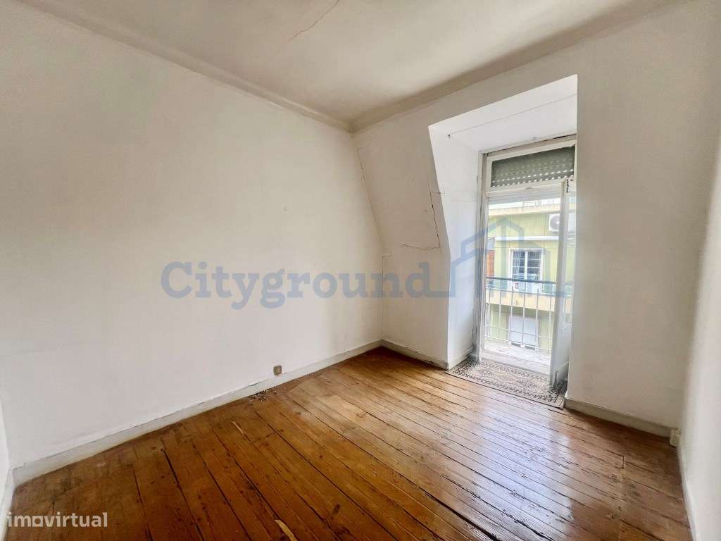 Apartamento T2 +1 com vista, luz e potencial na Penha de França - Grande imagem: 2/36