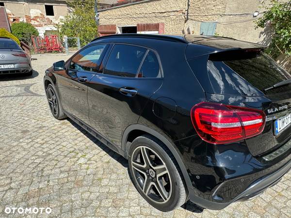 Mercedes-Benz GLA 220 4-Matic - 4