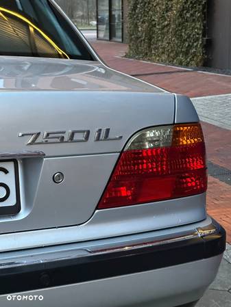 BMW Seria 7 750iL - 8