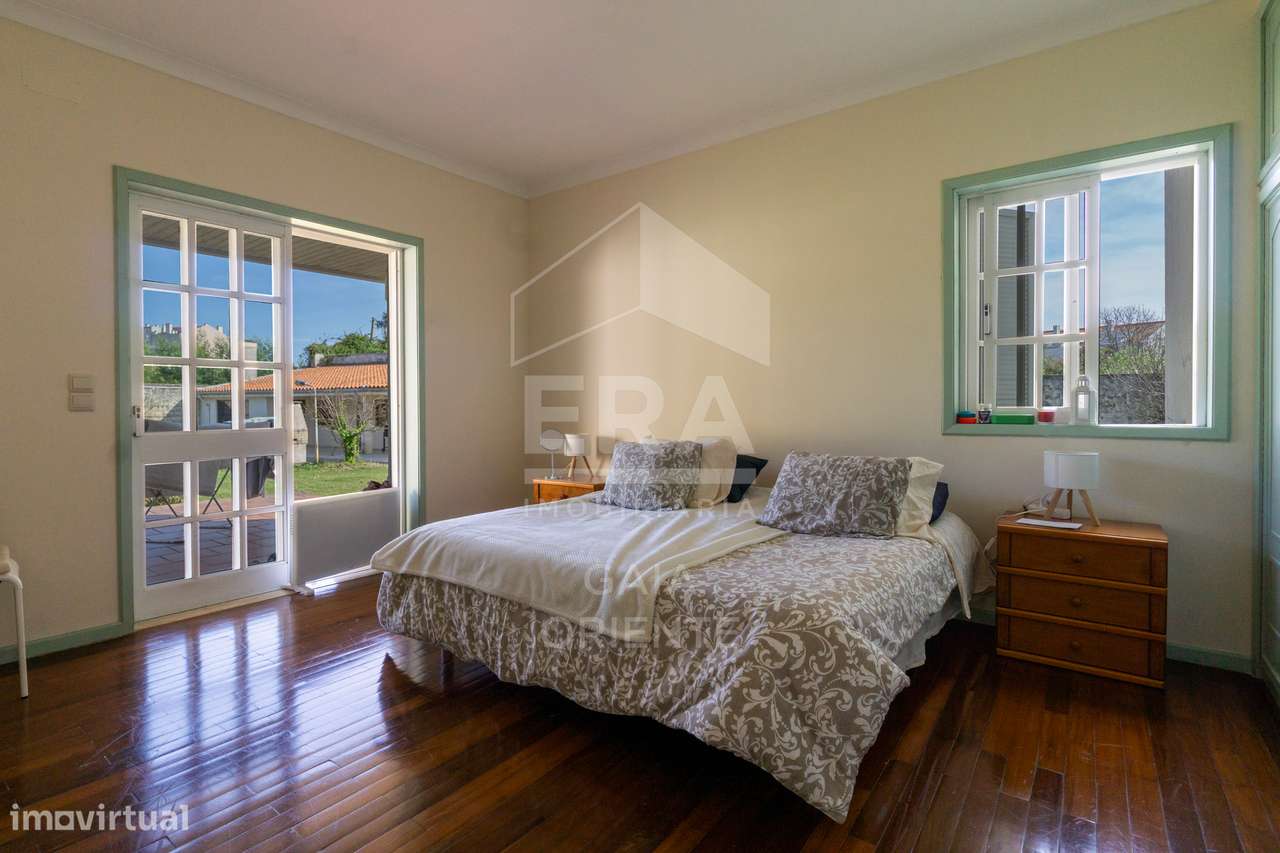 Moradia T8 com jardim e piscinas em Miramar-34