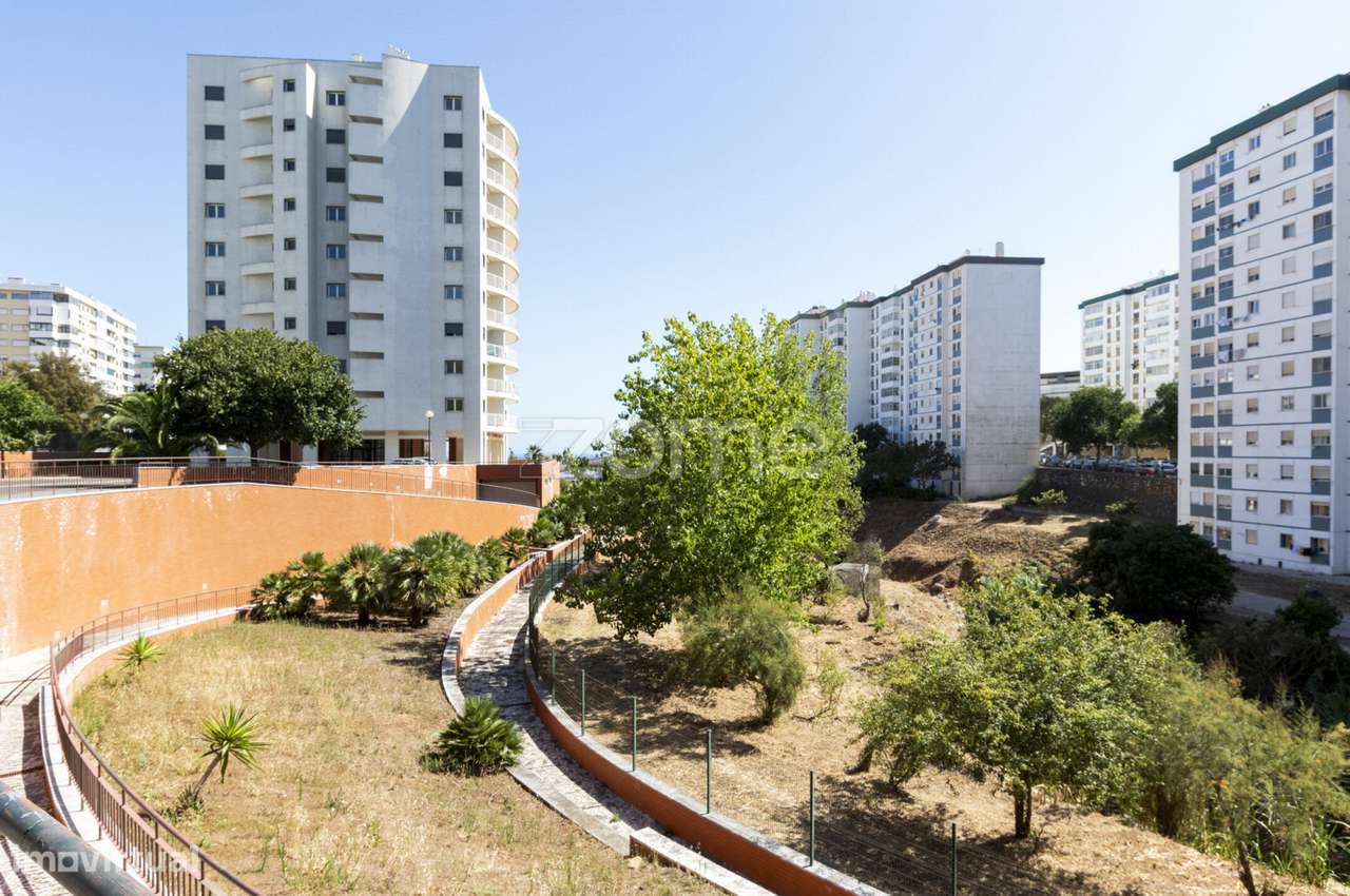 Apartamento T3 com varanda e garagem no L Towers, em Paço de Arcos-21