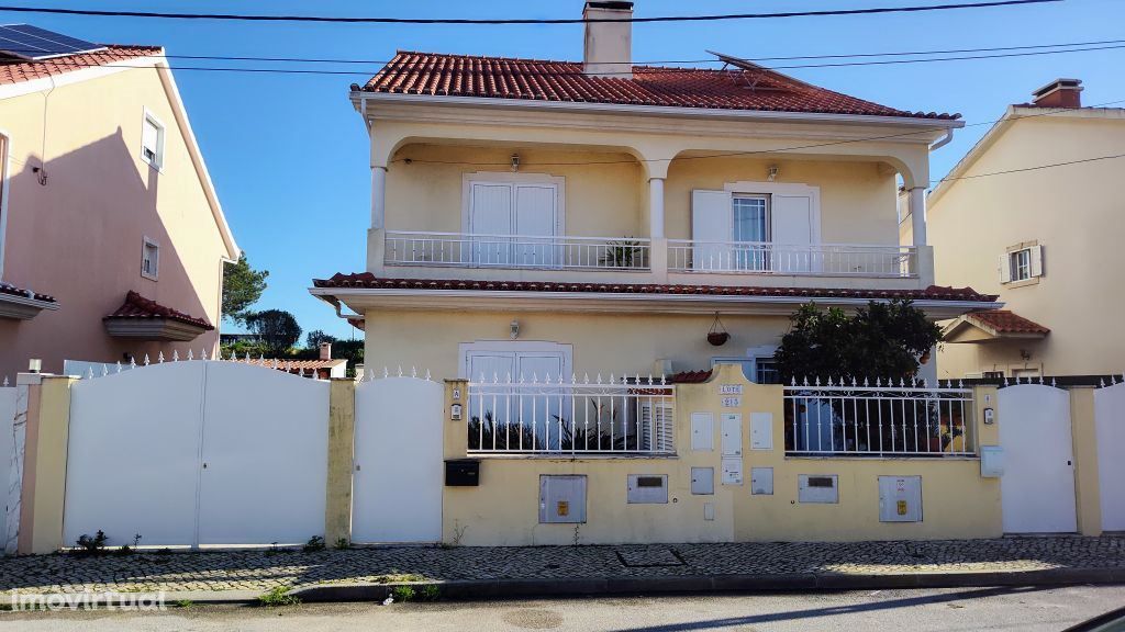 Quinta do Conde, moradia geminada de 3 pisos, 118m2 para venda