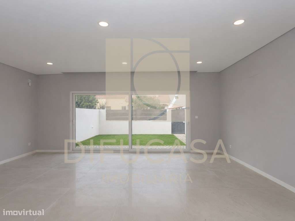 Moradia Com Garagem e Piscina Pronta a Habitar-8