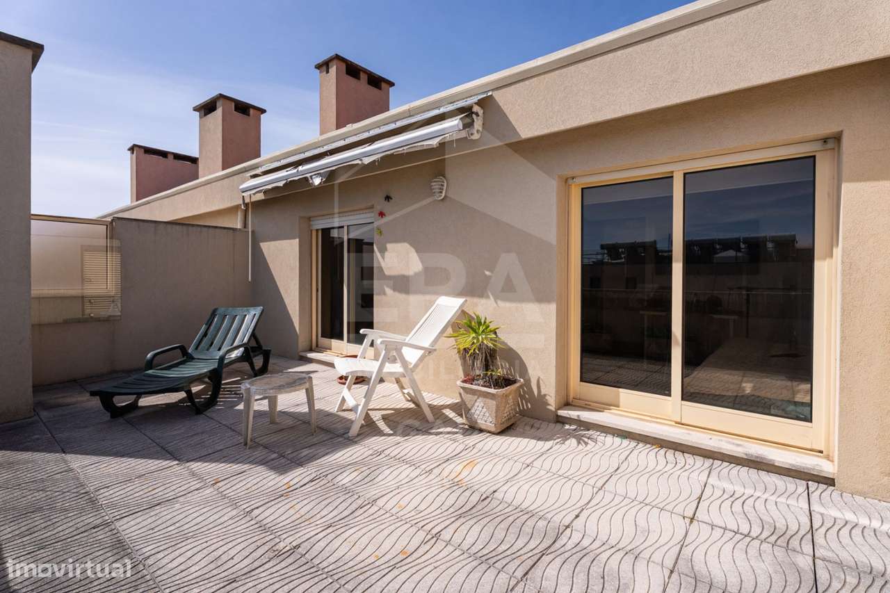 T2 Duplex com Terraço e Garagem Dupla-18