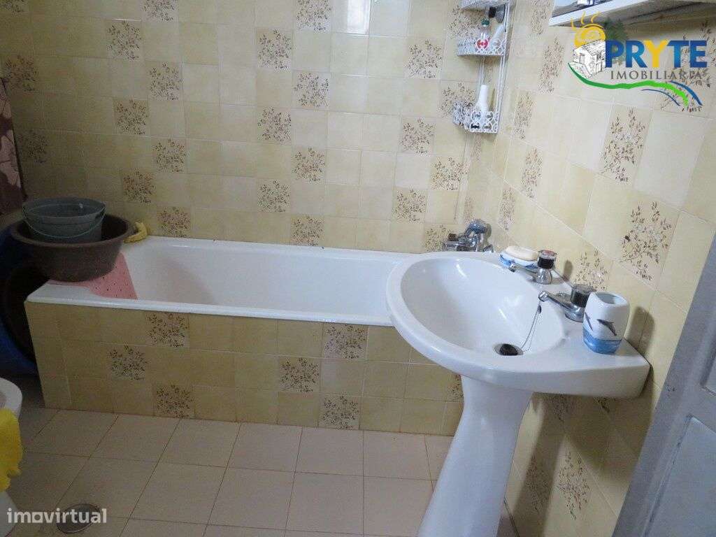 Pequena quinta a confinar com a Ribeira situada perto de Oleiros-20