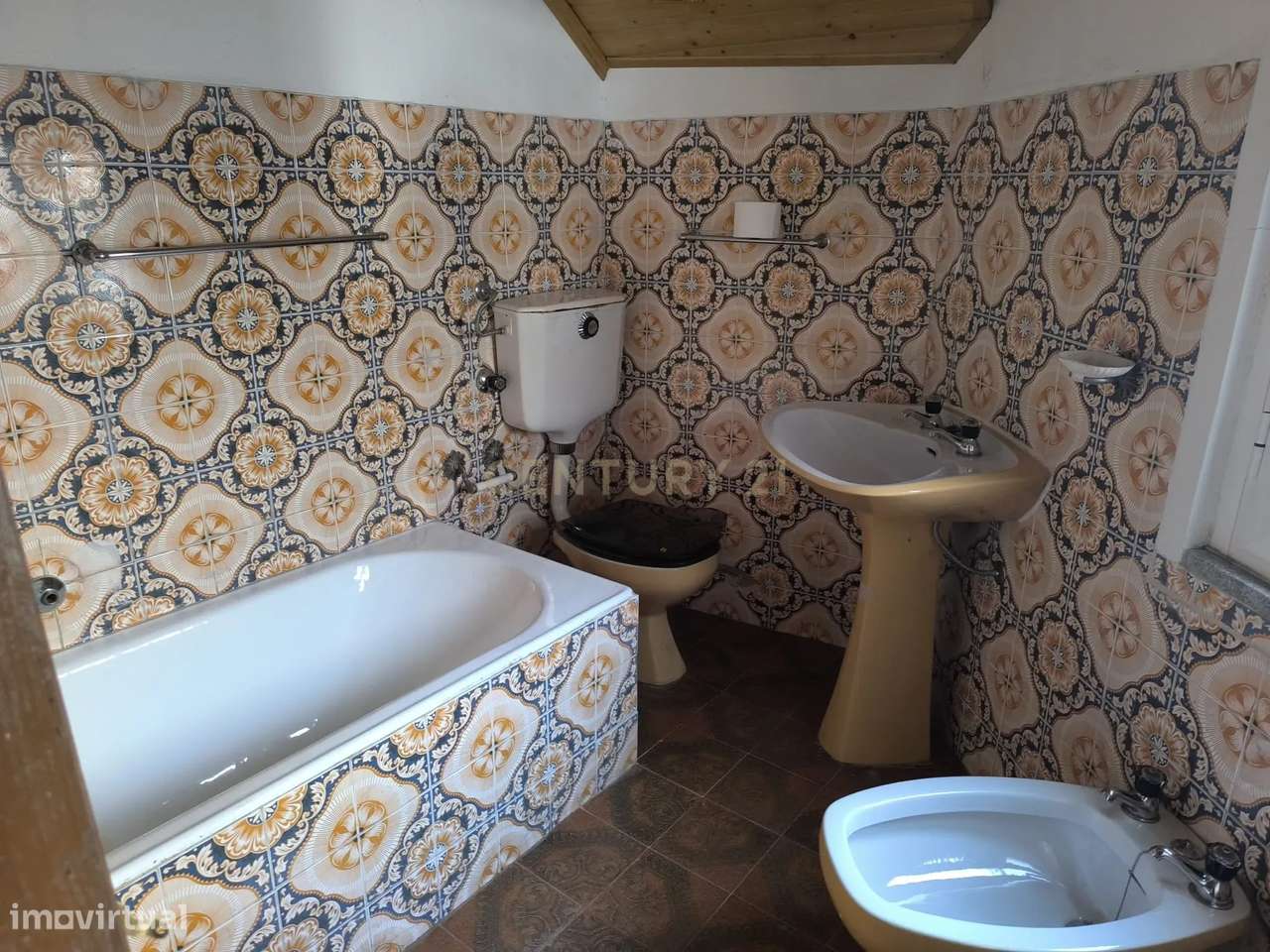 Casa de dois pisos com terreno-22