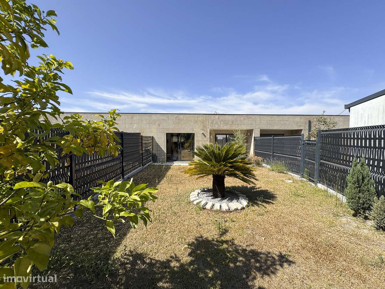 Moradia em Banda T2 - Enorme Jardim privado-11