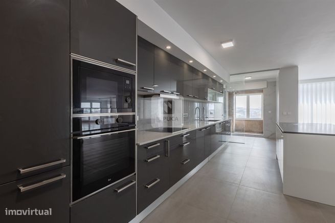 Apartamento T4 com Varanda de 31m2 e vista mar em Matosinhos-11