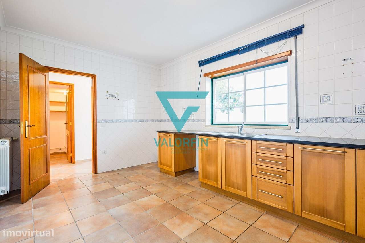 Moradia T3 em banda / condomínio fechado - Marinha Grande - Grande imagem: 5/28