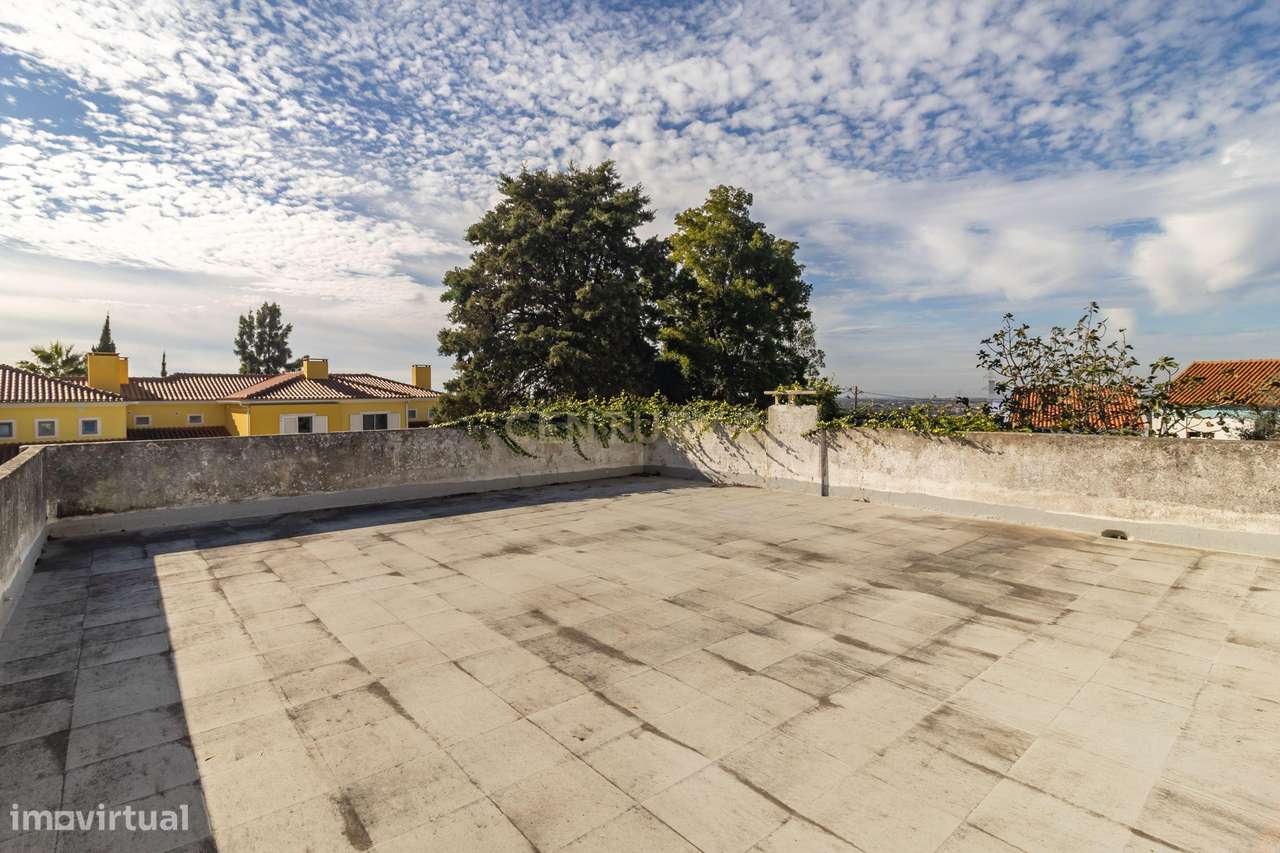 Moradia com construções de apoio, piscina e localização priviligiada-31