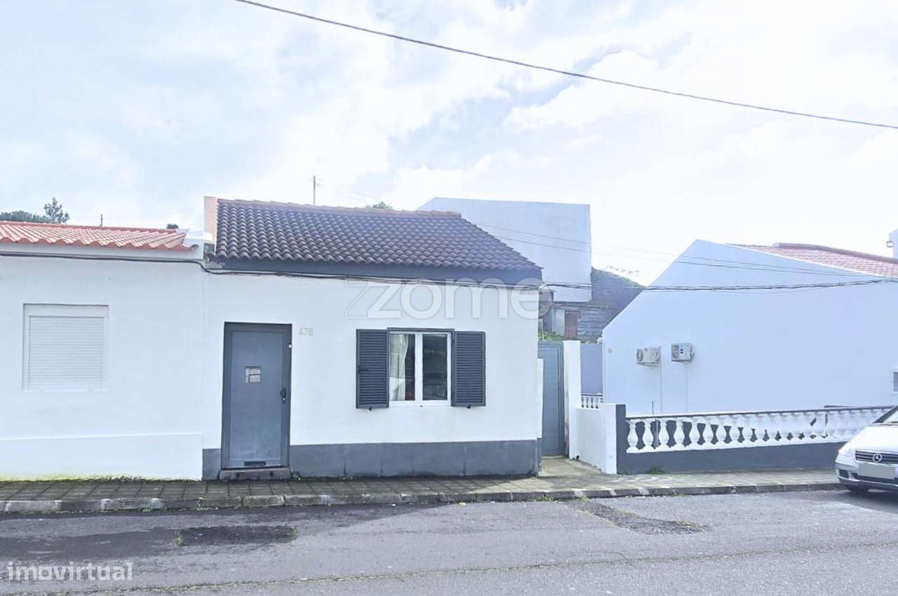 Moradia T2 Térrea Renovada com Quintal – Fajã de Baixo - Grande imagem: 2/23