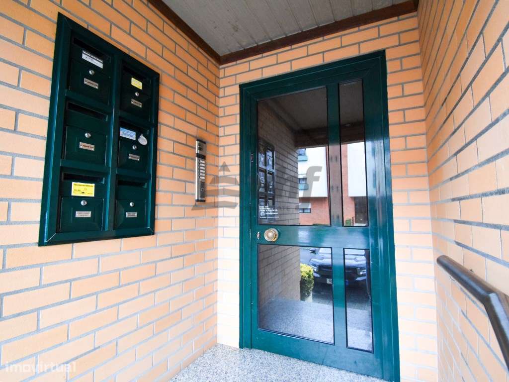 T2 espaçoso com varanda, garagem e excelente exposição solar-24