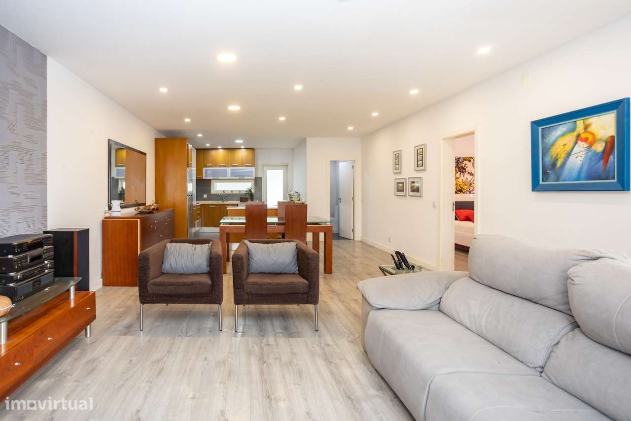 Moradia T5 com 223 m², Box e Sótão na Quinta da Peça, em Loures-1