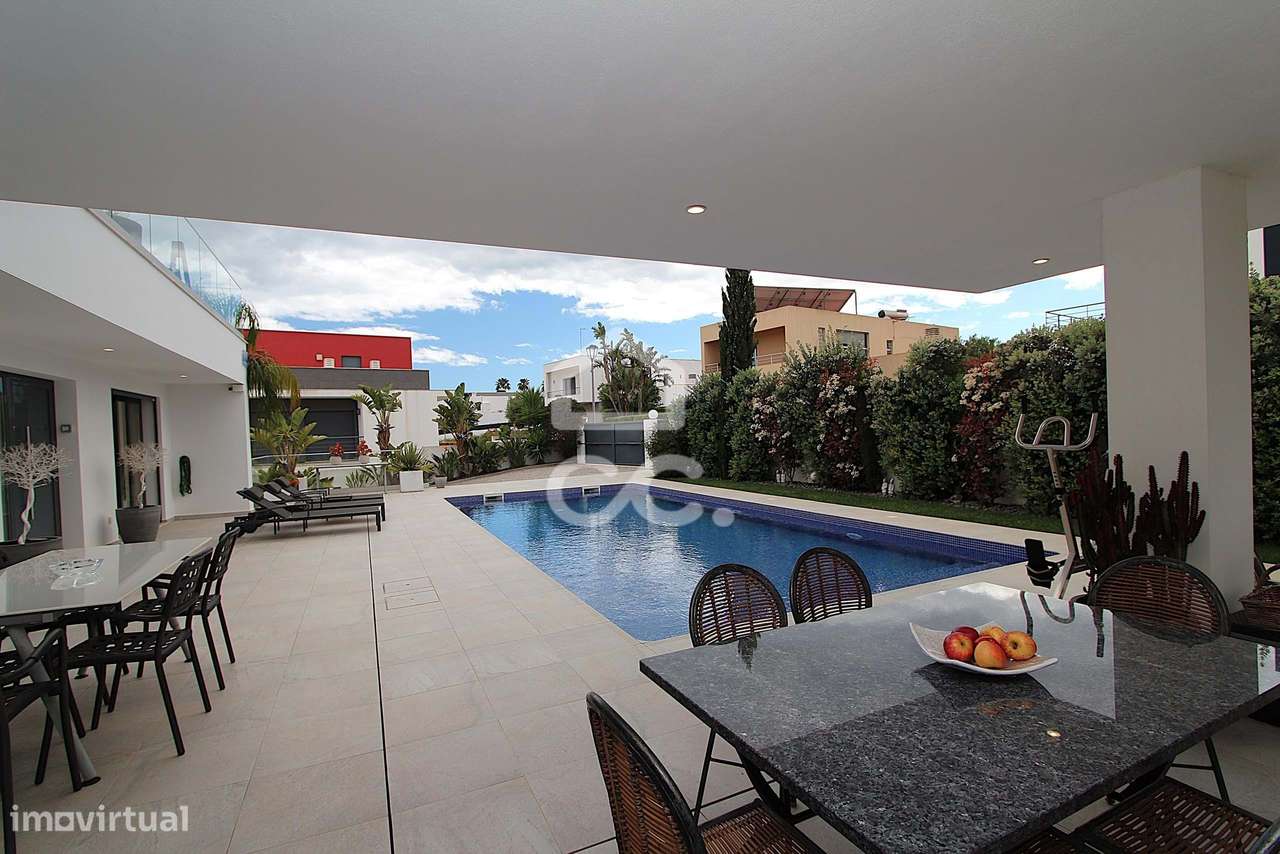 Moradia T3 com piscina, terraço e garagem ampla em Alcantarilha-29