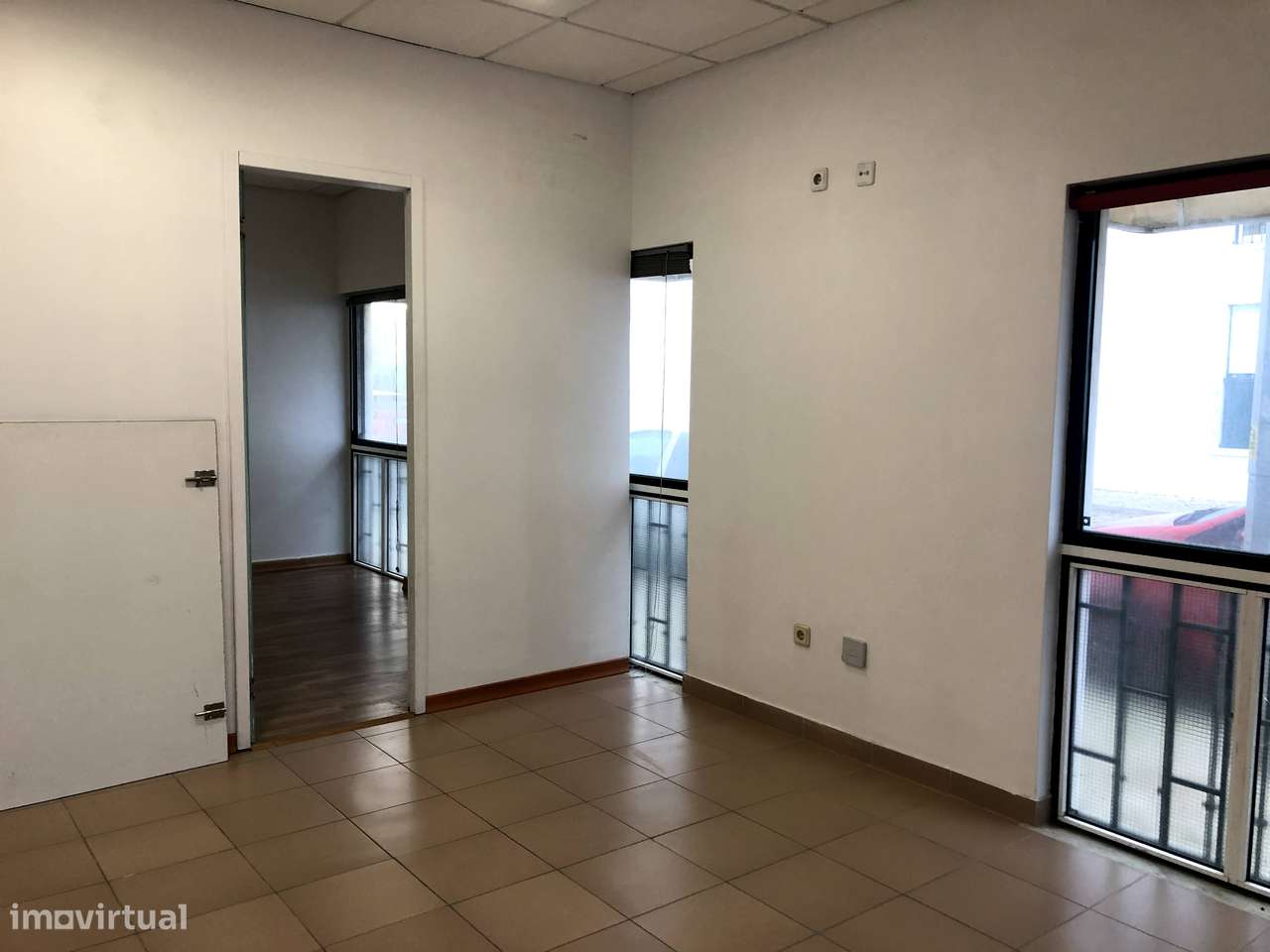 Loja com 4 montras - Grande imagem: 3/4