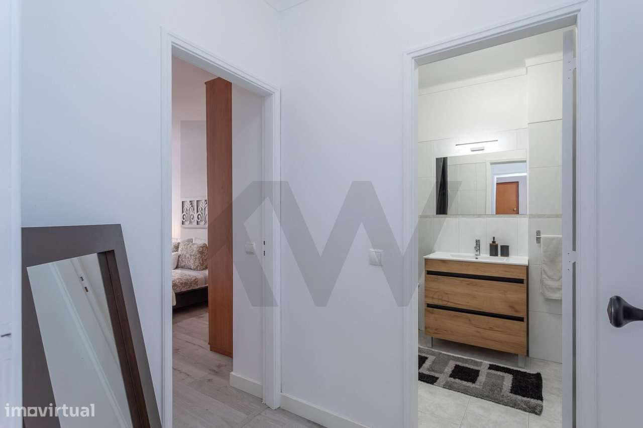 O Seu Novo Refúgio na Avenida de Fitares : T2 renovado e cheio de sol-9