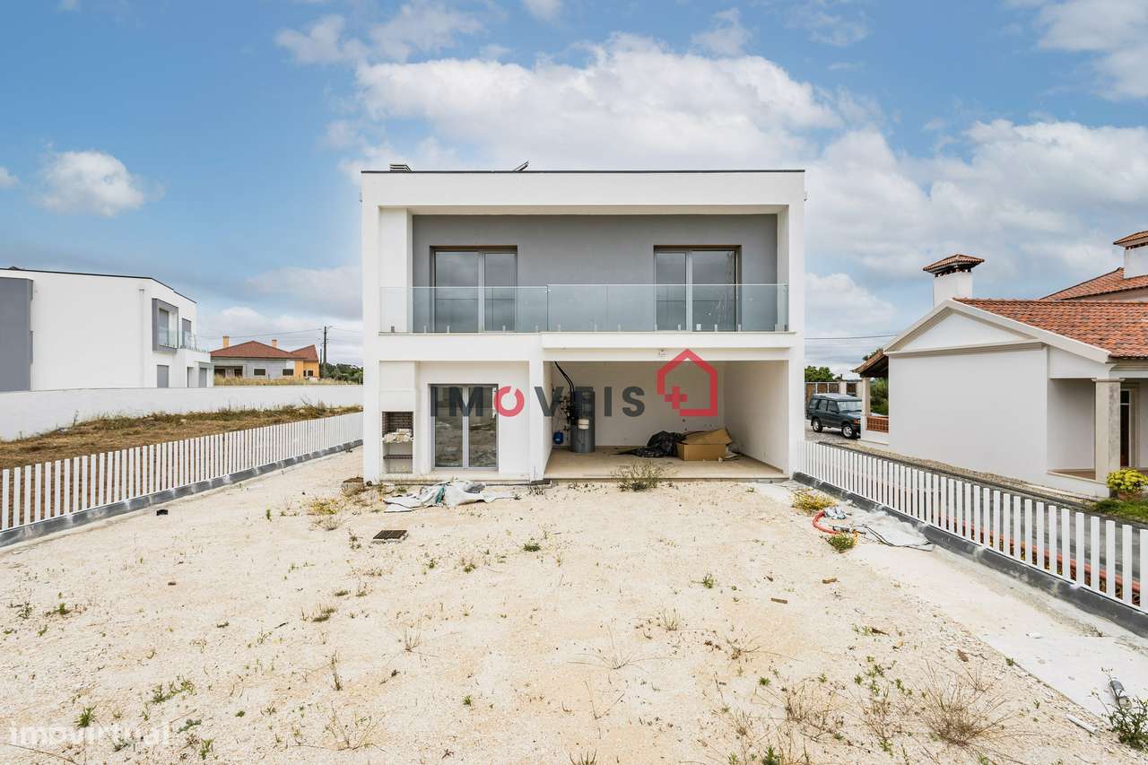 MORADIA INDIVIDUAL T4 - EM FASE FINAL DE ACABAMENTOS - BATALHA-7