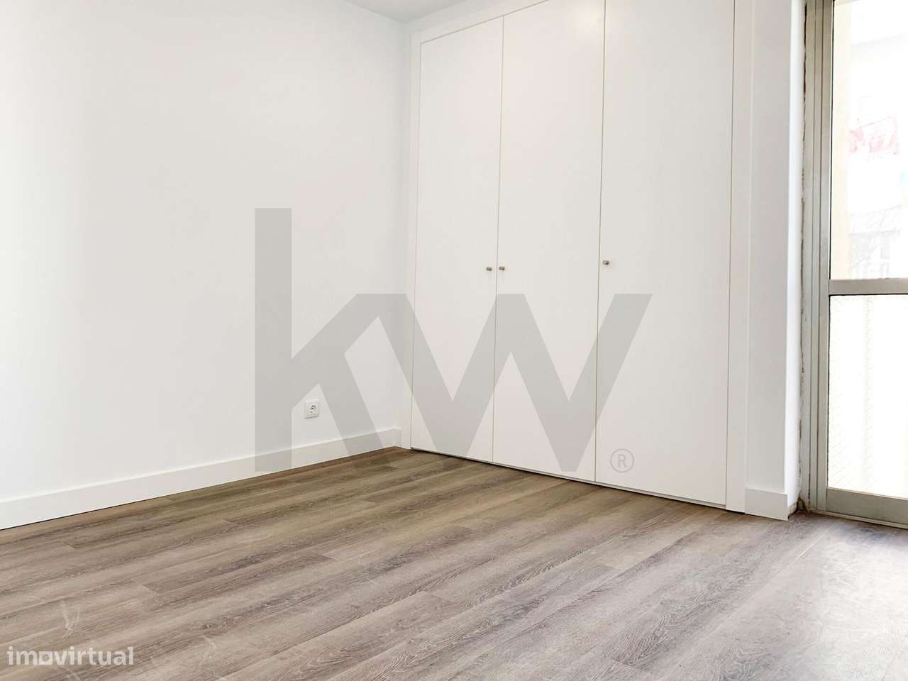 Apartamento T2 com 2 casa de banho Totalmente Remodelado em Queijas-8