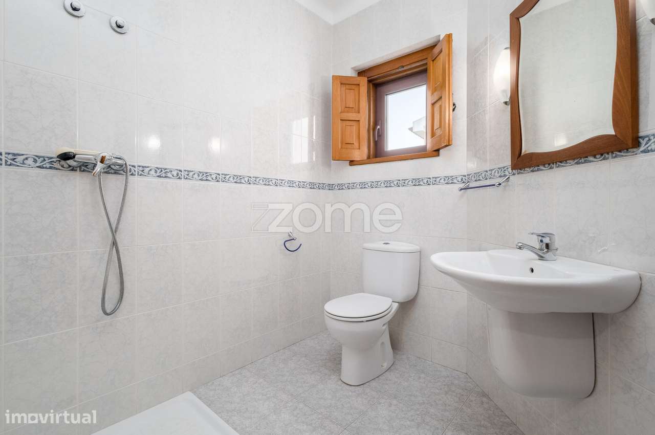 Moradia T4 (espaçosa) em Casais de Mem Martins-48