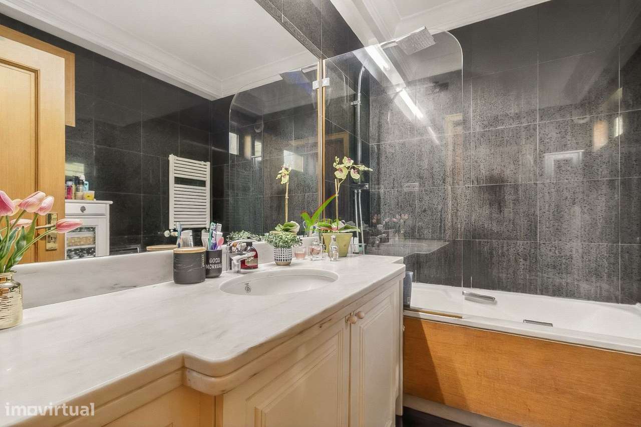 T. 4 com 3 lugares de garagem e arrumos - Centro da cidade da Maia-23