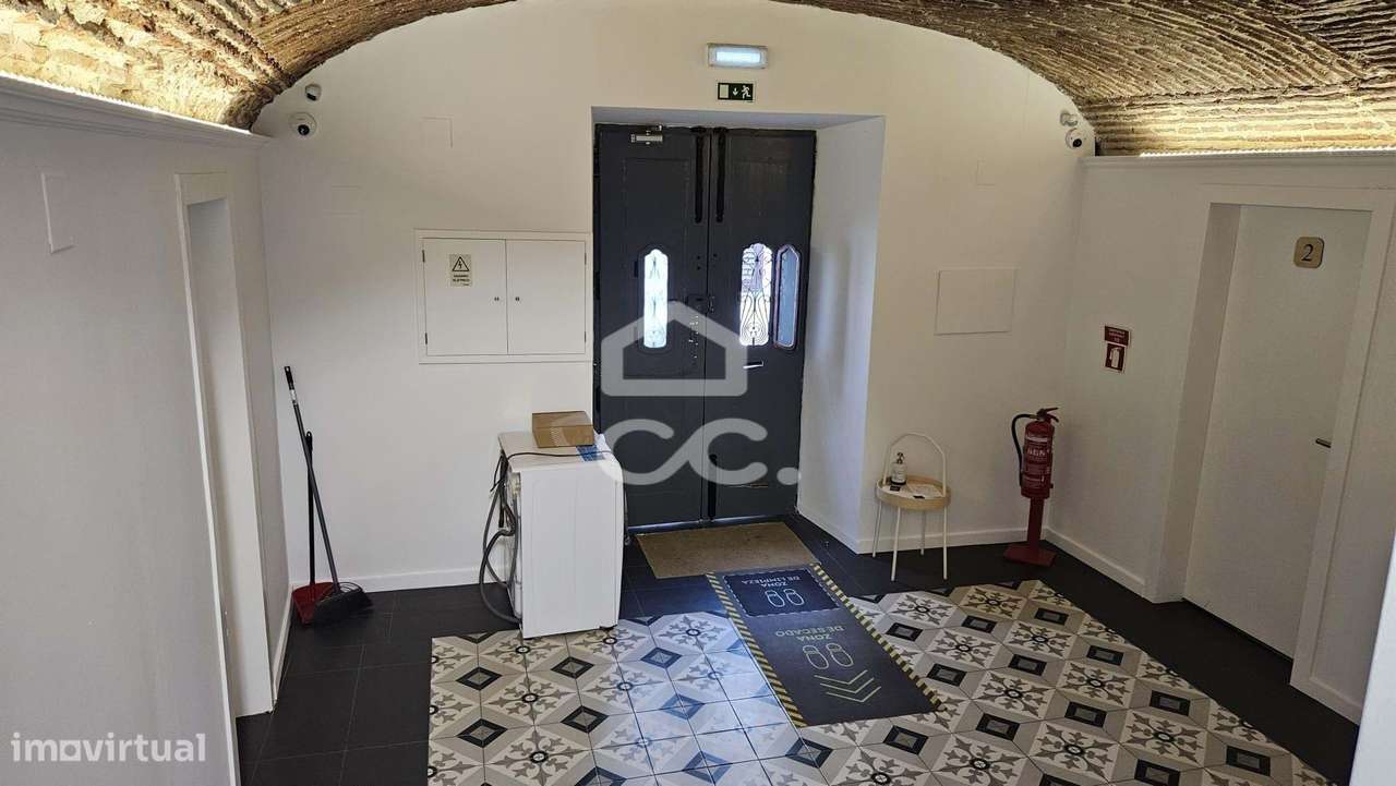 Alojamento com 10 quartos, pronto a rentabilizar, com obras recentes e-9