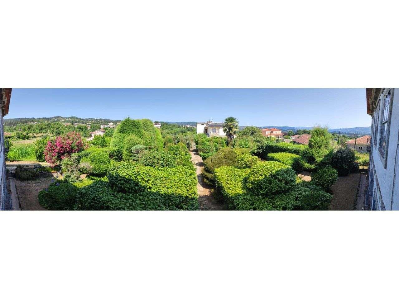 Solar em bom estado de conservação com jardim de japoneiras (camélias)-11