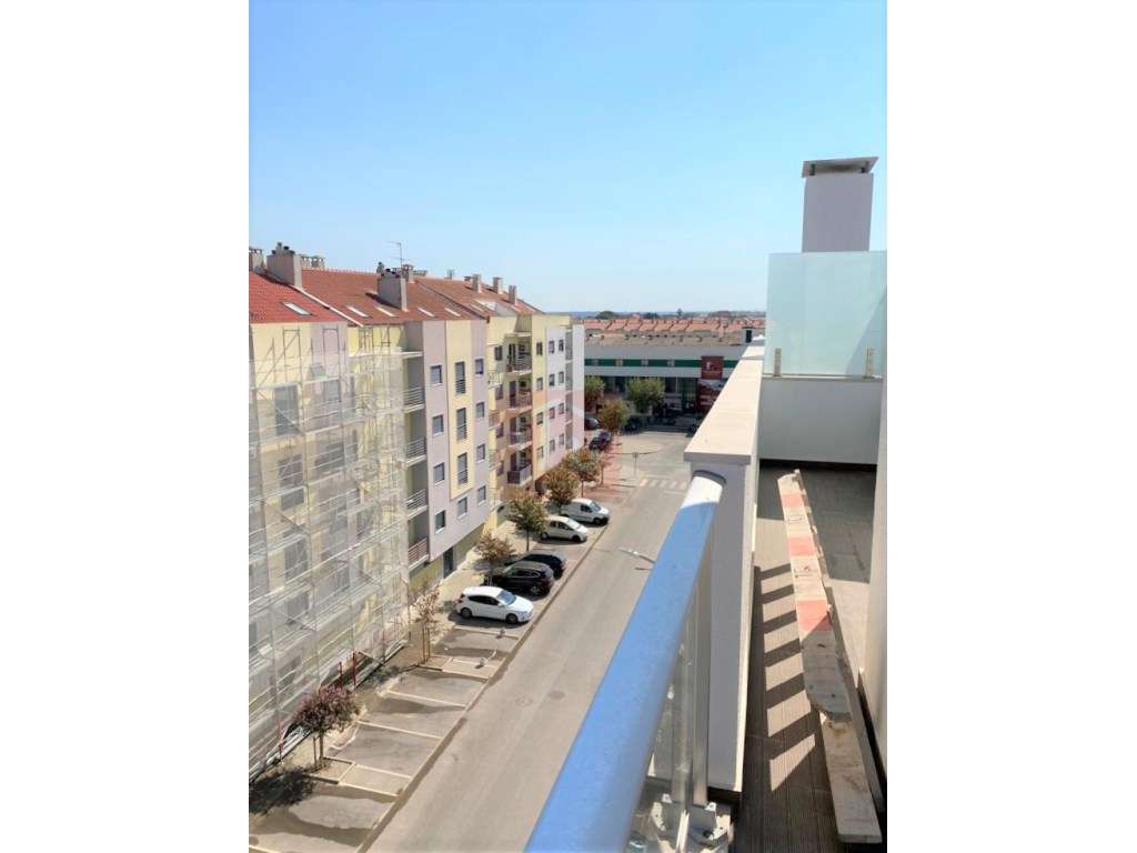 Apartamento T4 Duplex com garagem box no centro de Alcochete-37