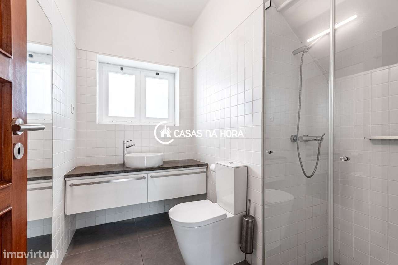 Moradia T3+T1  na Rua João das Regras, junto à Avenida de Sintra.-20