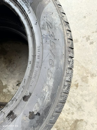 vând 2 anvelope 235/65/18 pirelli de iarnă second - 6