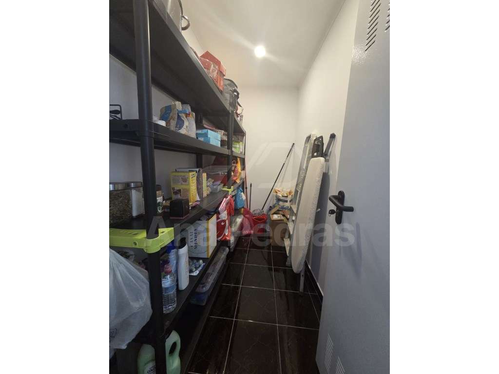 Moradia Bi-Familiar Totalmente Remodelada com Logradouro e Elevado ...-7